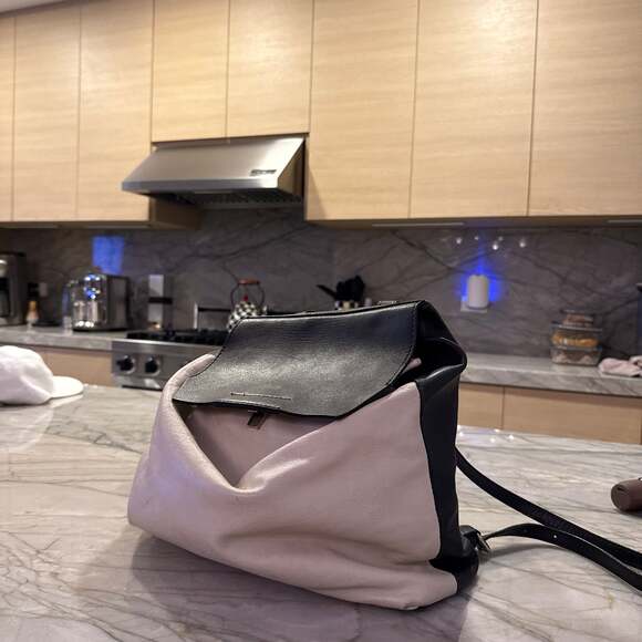 chiarini backpack leather silver Gianni Women's Guia Hammered a main compartment divided into three sections and a smart zip fastening Gum Gianni Chiarini Studs backpack